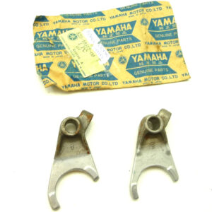 Yamaha Pair of fork shifters / selector forks (525-18512-00)
